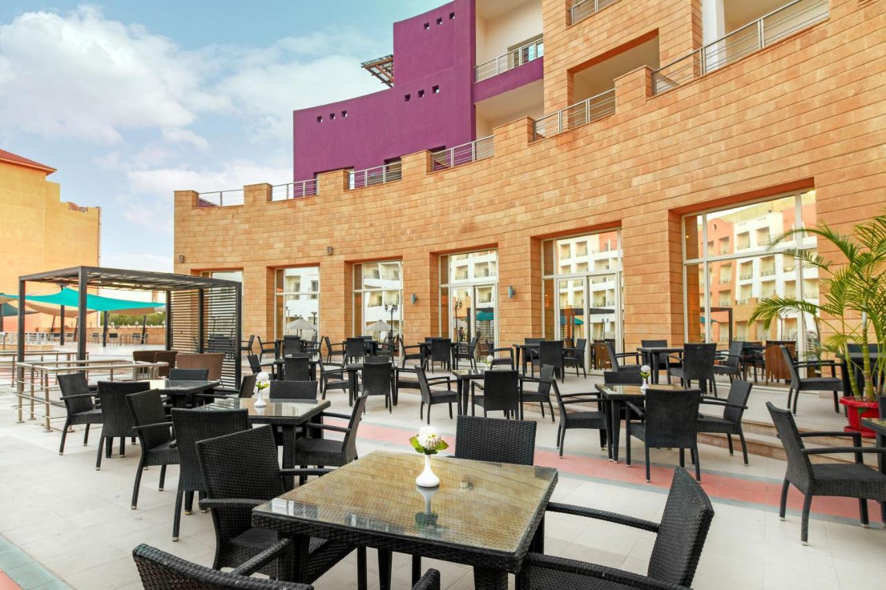 Tolip Family Park Hotel Kairo Exterior foto The hotel's poolside