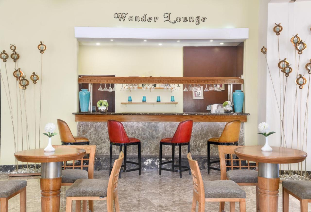Tolip Family Park Hotel Kairo Exterior foto Owner's Lounge at the airport