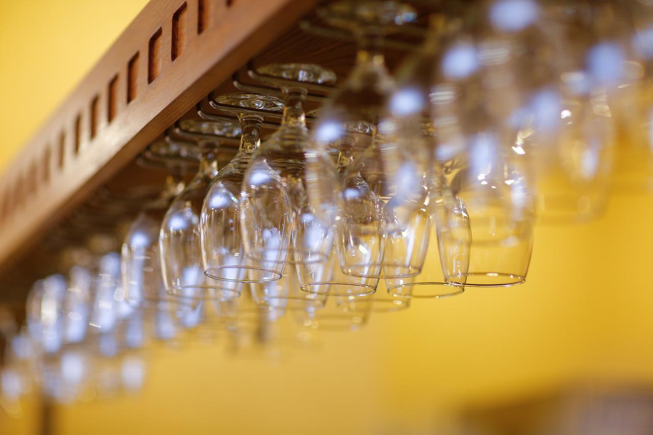 Tolip Family Park Hotel Kairo Exterior foto Wine glasses hanging from a rack