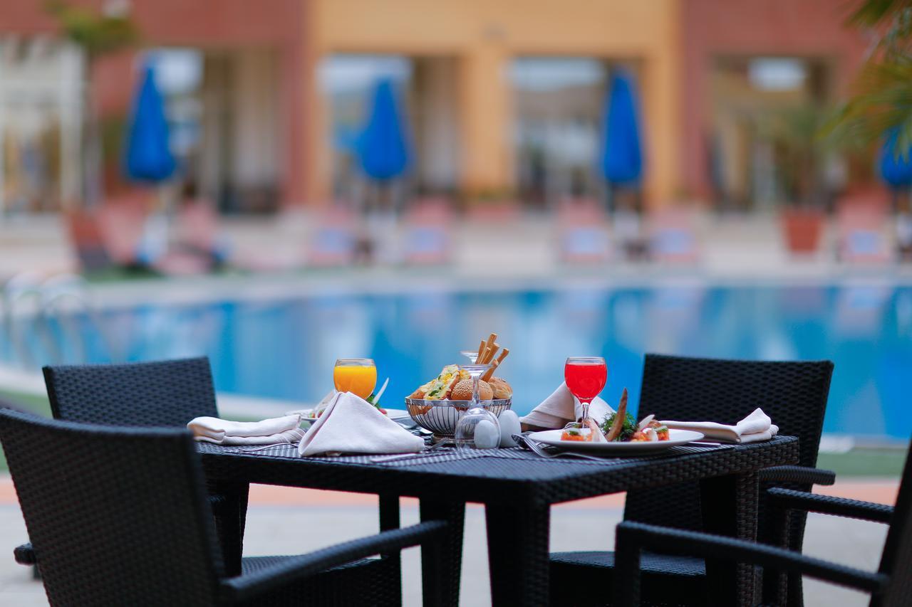 Tolip Family Park Hotel Kairo Exterior foto Poolside dining at the hotel