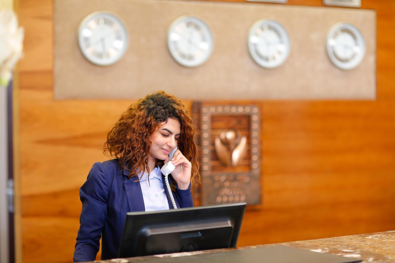 Tolip Family Park Hotel Kairo Exterior foto A hotel receptionist