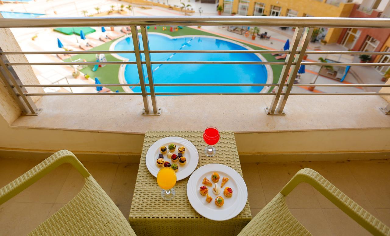 Tolip Family Park Hotel Kairo Exterior foto The swimming pool at the hotel