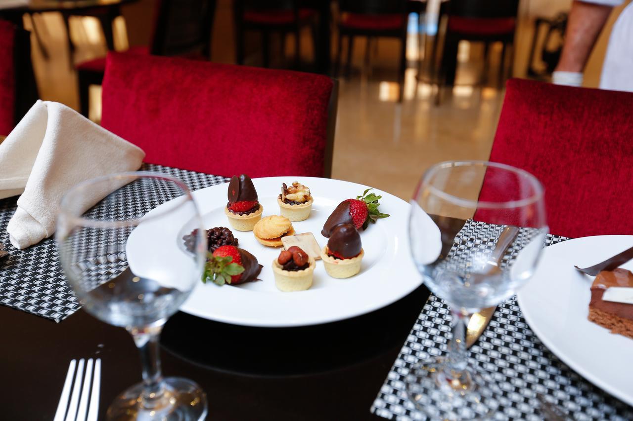 Tolip Family Park Hotel Kairo Exterior foto A selection of petit fours